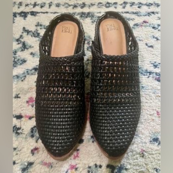 Cute fall/spring/summer mules. Size 8 - Picture 2 of 2